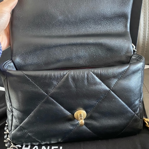 Authentic Chanel19 small black lambskin 30 series with Zeko certificate - Picture 13 of 16